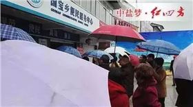 红色劲典化肥代理商门店人群排队购肥