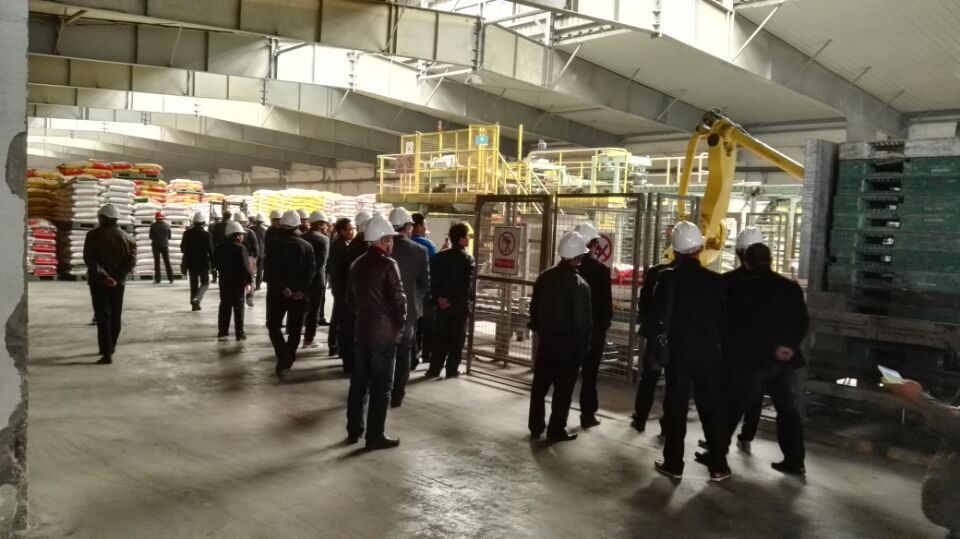 种植大户正在参观红色劲典复合肥厂家 种植大户正在参观红色劲典复合肥厂家